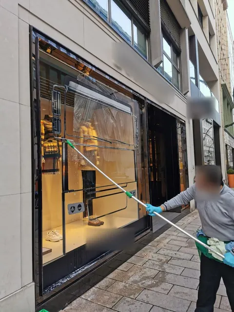 Schaufenster in der Hamburger Innenstadt wird mit Teleskopstange und Einwascher gereinigt