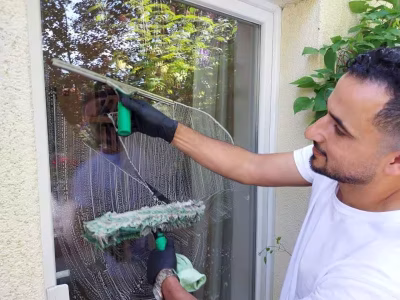 Hamburg-Fensterputzer reinigt in Privathaushalten gruendlich und zuverlaessig